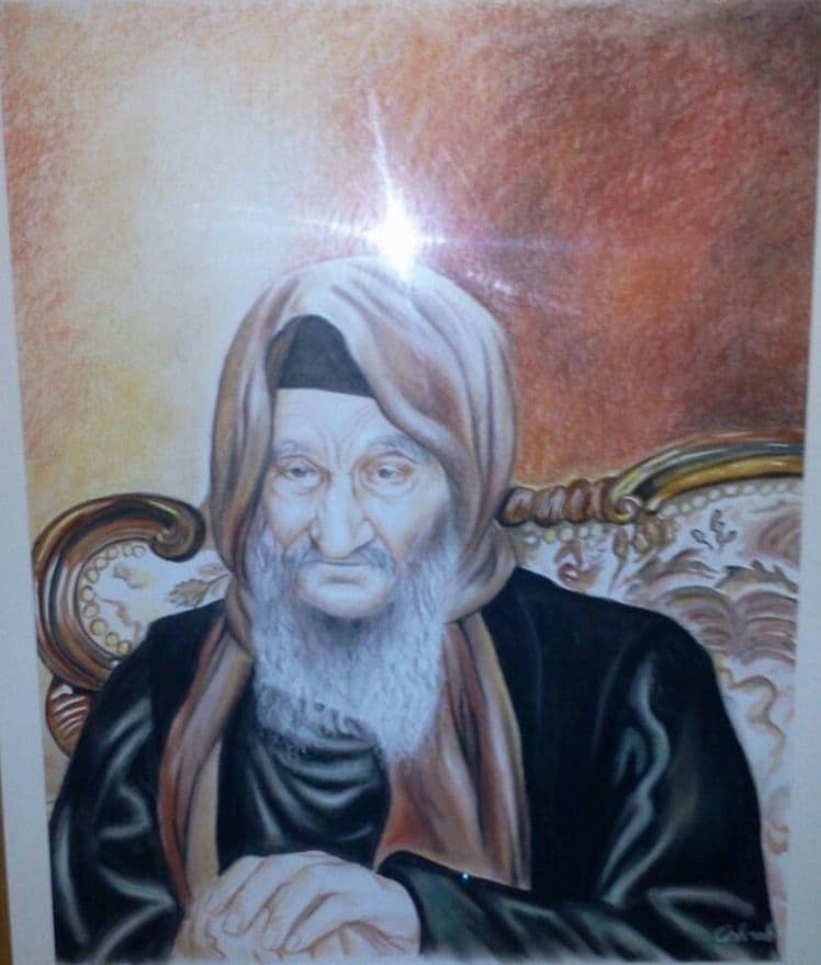 Portrait en couleurs du Baba Salé, la tête couverte d'un châle beige, assis dans un fauteuil doré sur fond orangé