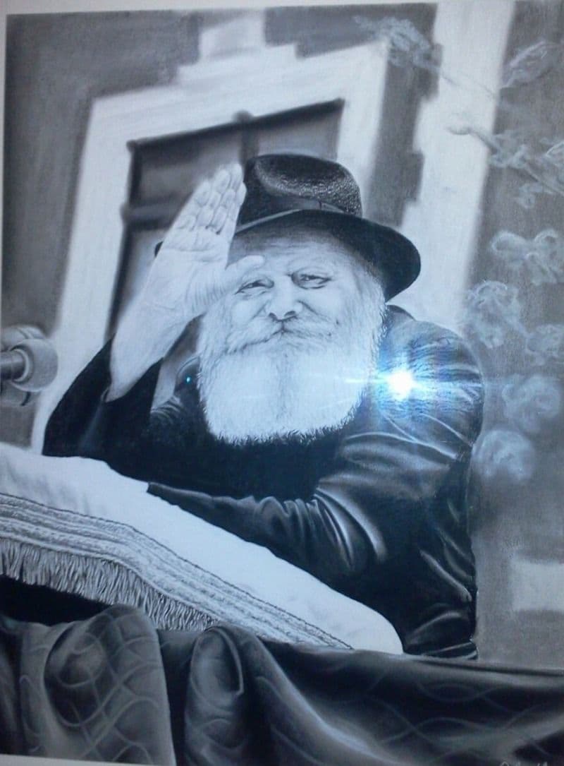 Dessin en noir et blanc du Rabbi de Loubavitch levant la main pour saluer, derrière un pupitre recouvert d'un tissu à franges