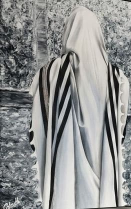 Un homme vu de dos, enveloppé dans son talith rayé de noir, en prière devant les pierres du Kotel, en noir et blanc
