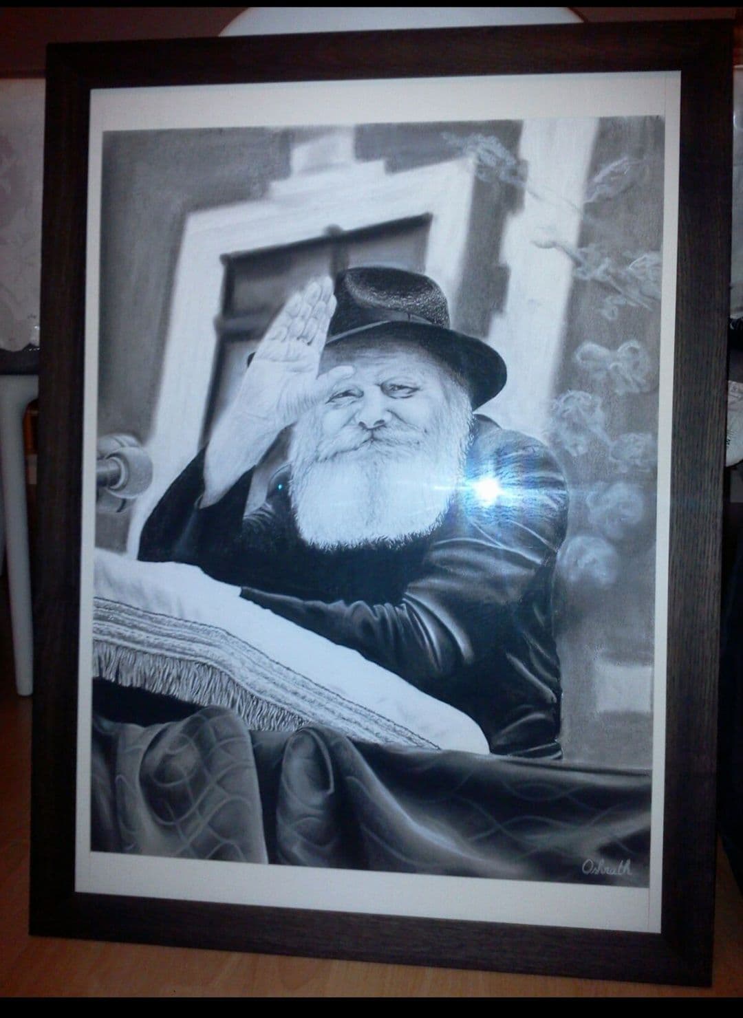 Le dessin de la bénédiction du Rabbi dans son cadre en bois foncé